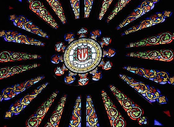 Conheça 16 igrejas católicas em São Paulo com história, arte, arquitetura e horários de visitação.
